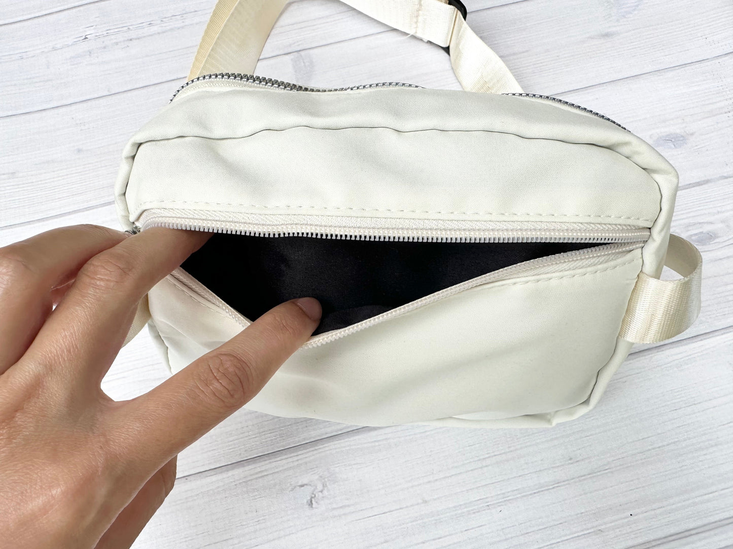 Ivory Bag with Red Bow Mouse Patch
